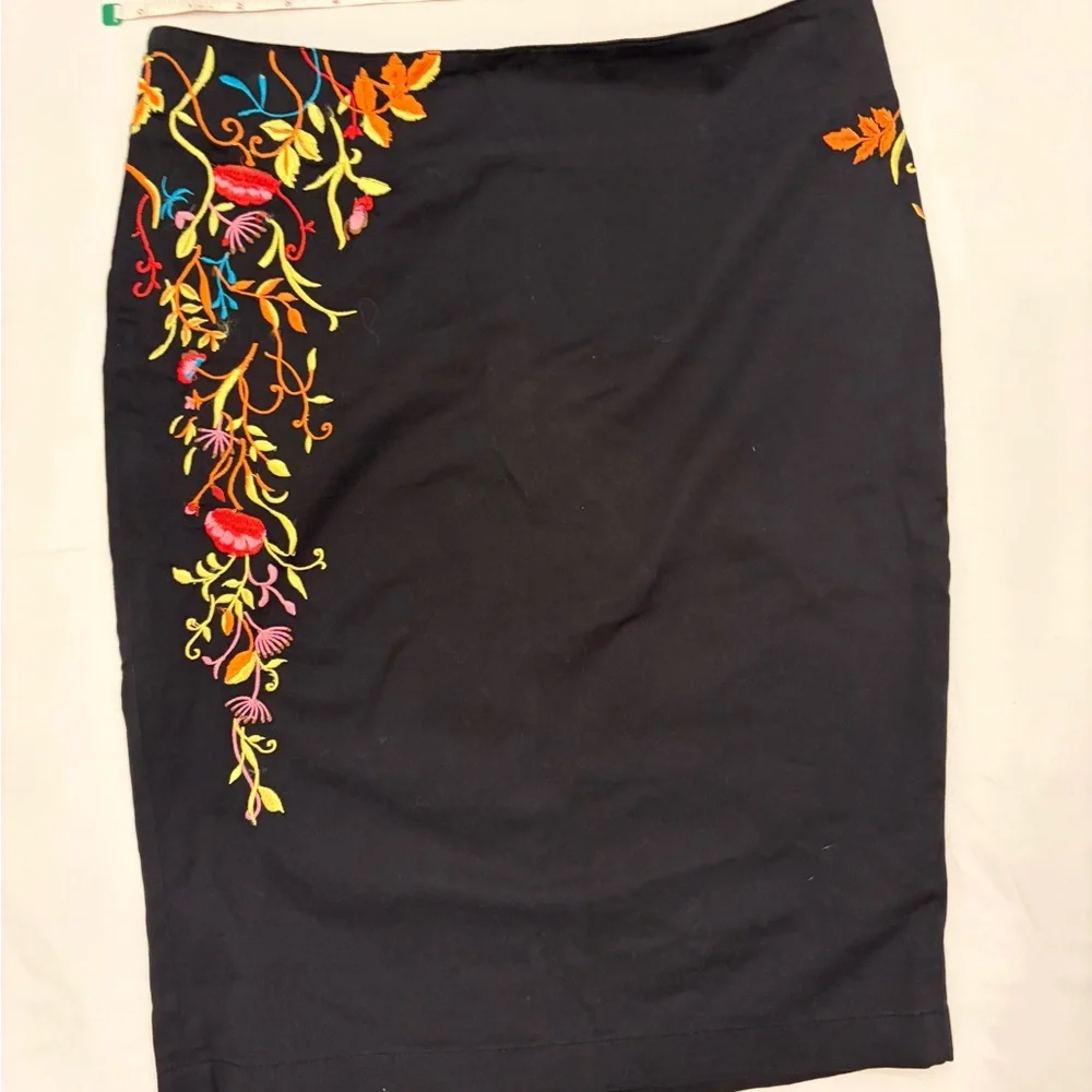 Vibrant Floral Embroidered Cotton Pencil Skirt (6)